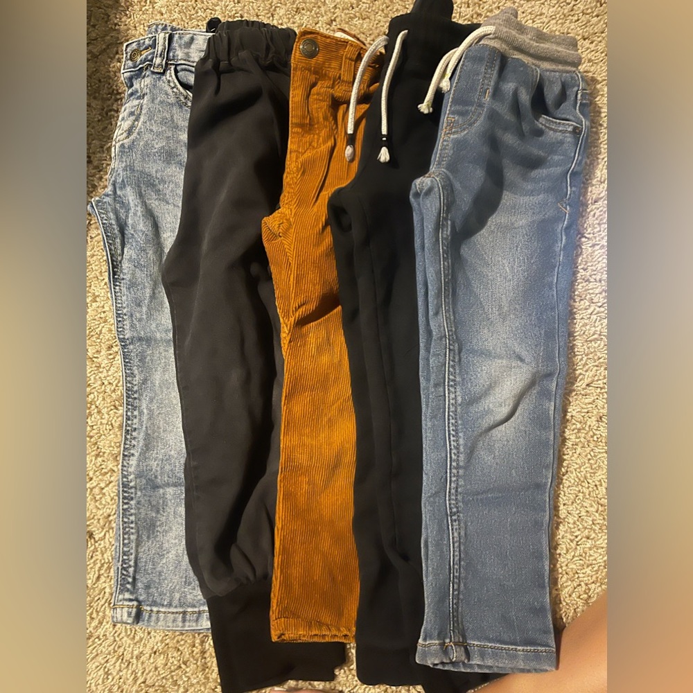 Boys 4-5 pant’s variety, worn in good condition- sweats/jeans